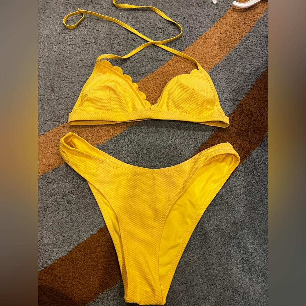 Cupshe Bikini- yellow. Size medium